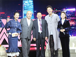 新望董事長(zhǎng)羅永輝與著名歌星劉尊老師、汪正正老師、郭津彤老師、主持人雅琪在北京電視臺(tái)錄制節(jié)目現(xiàn)場(chǎng)親切合影